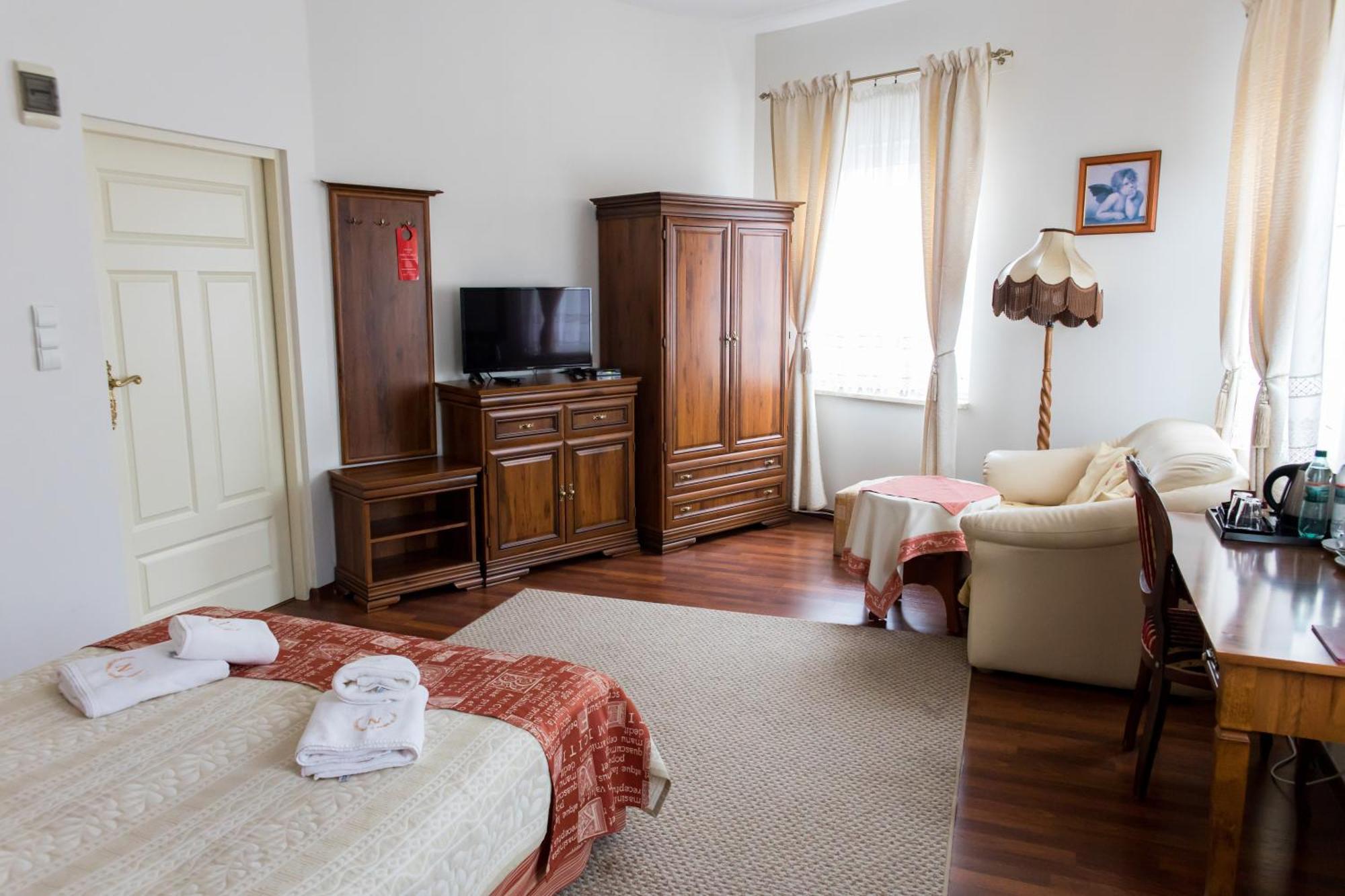 Hotel Napoleon Wroblew  Экстерьер фото